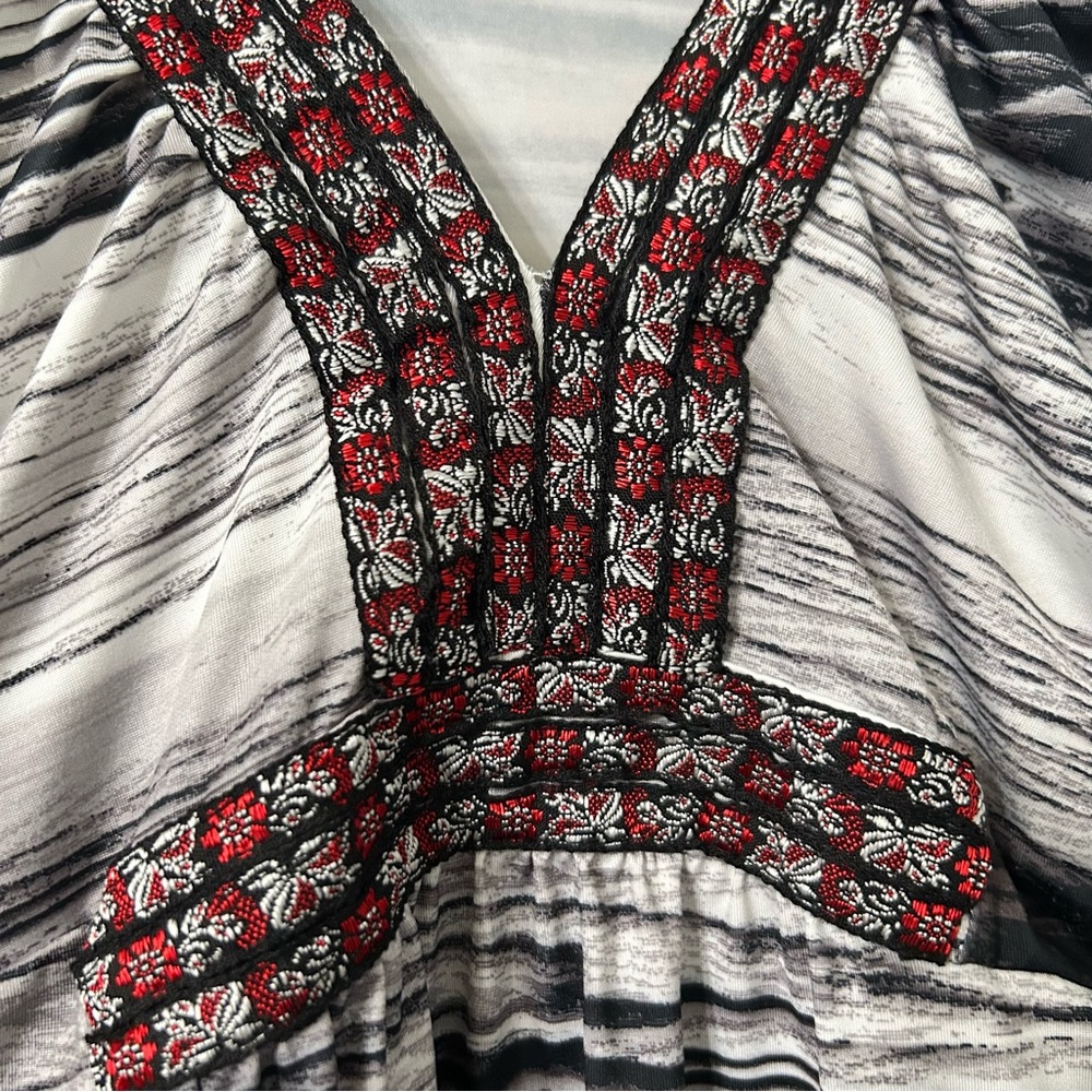 One World Abstract Black/White Embroidered Red/Black V-Neck Women’s Size Medium - Picture 3 of 5